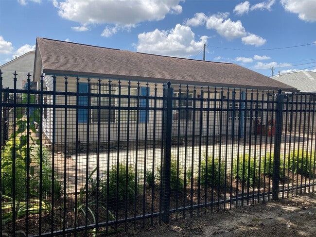 Building Photo - 1339 Idylwild St