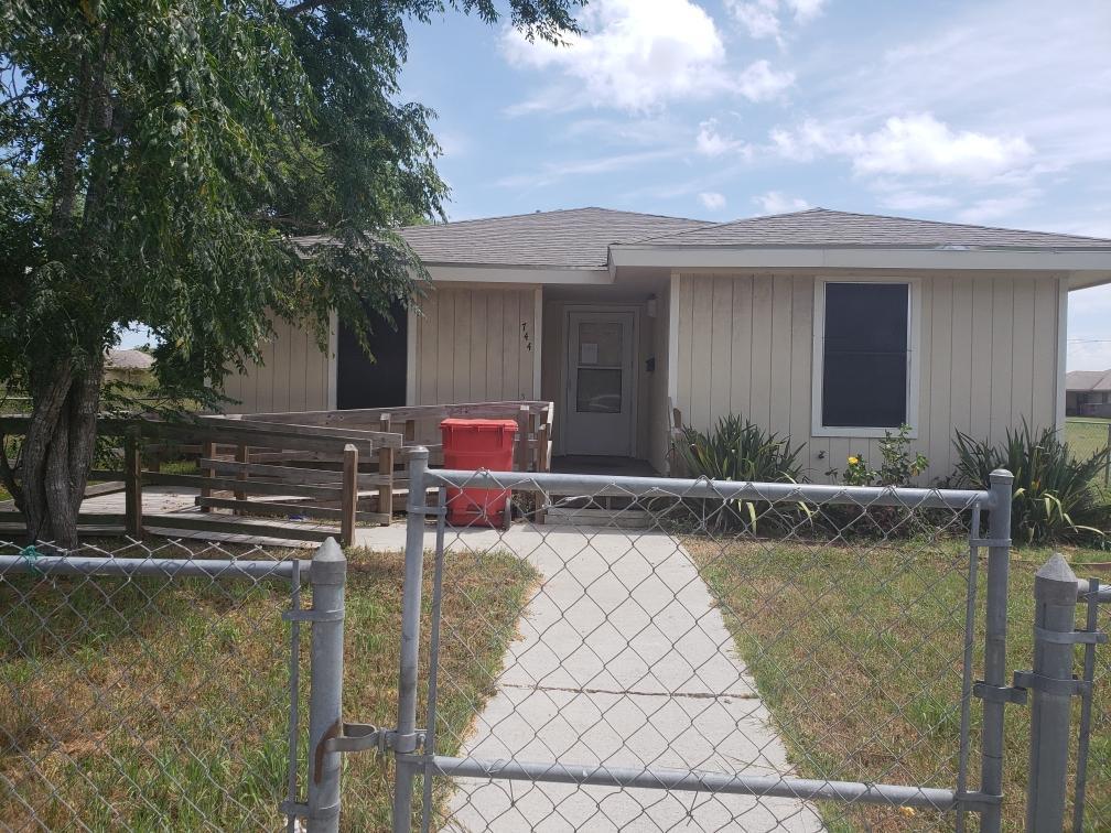 Primary Photo - 744 W Ave B