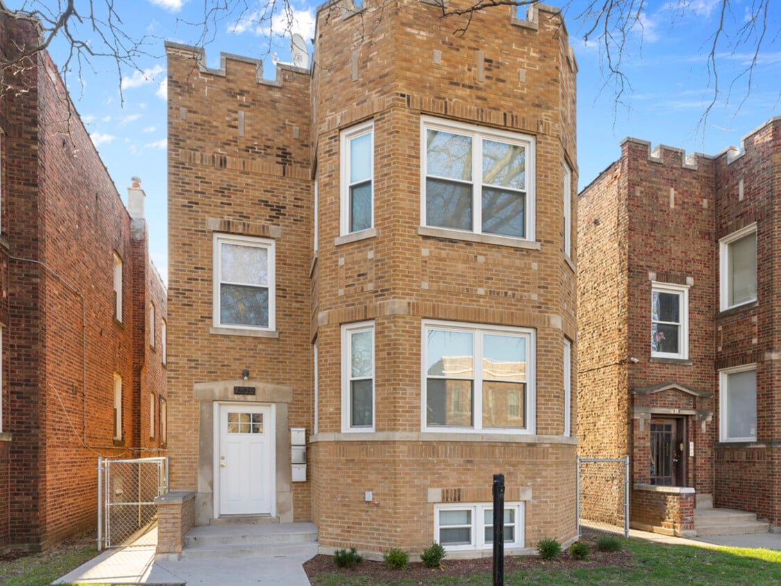 Primary Photo - 7820 S Champlain Ave