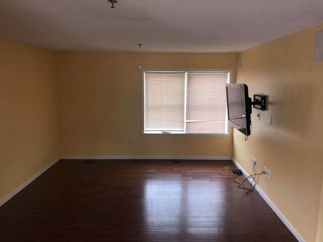 Building Photo - Huge 3 Bedroom 2 Bathroom Garden Apartment