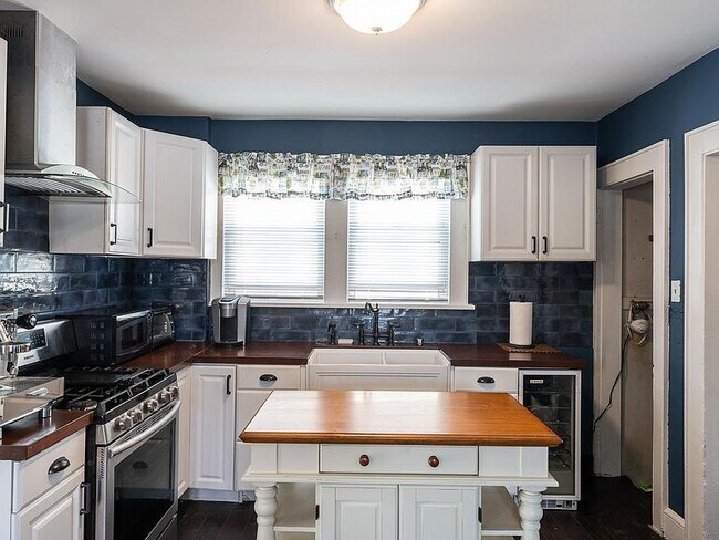 Building Photo - 226 Overland Ave