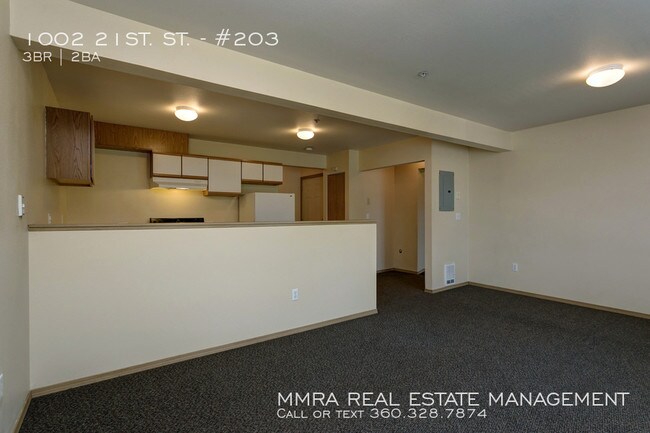 Building Photo - PRE-LEASING: 3 Bedroom WWU Apartment