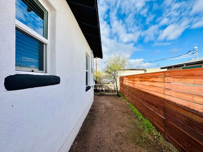Building Photo - Renovated 3 Bedroom / 3 Bathroom House Nea...