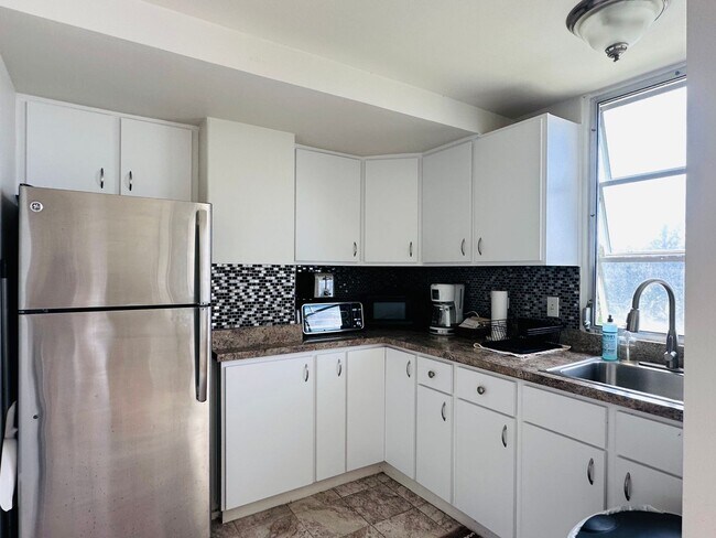 Building Photo - Two Bedroom Condo at Bay Shores