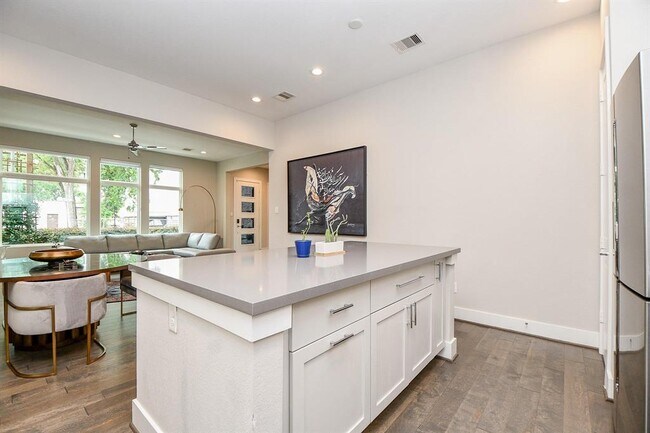 Foto del edificio - 5621 Kansas St