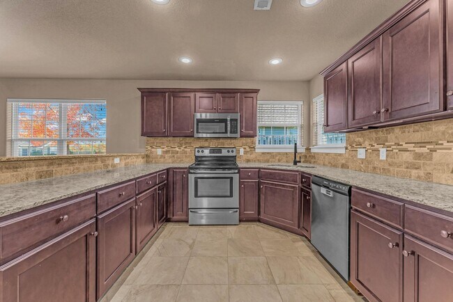 Foto del edificio - Beautiful 3-Bedroom Home with Open Layout ...