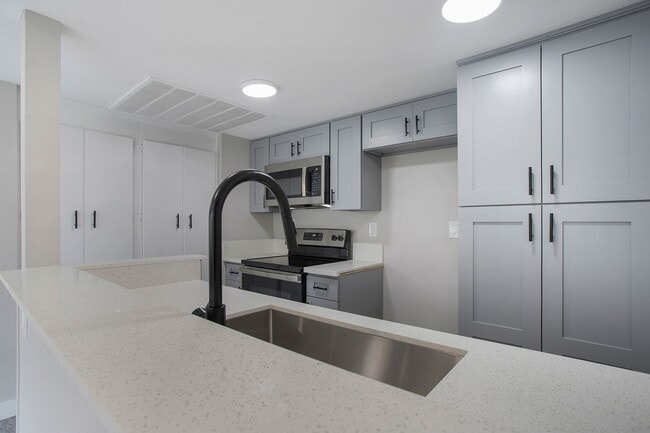 Building Photo - Beautifully Renovated 2 Bedroom 2 Bath Condo