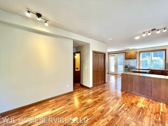 Building Photo - 3 br, 2.5 bath House - 309 Bellevue Way SE
