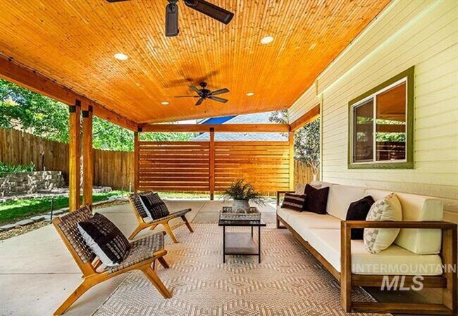 Foto del edificio - 3 Bedroom 2.5 Bath, 3 Car Garage w/Gorgeous Exterior