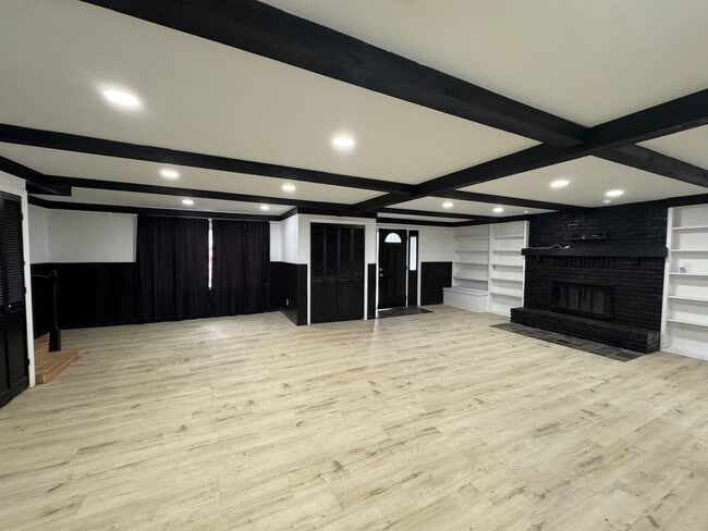 Building Photo - 2802 Bellaire Dr