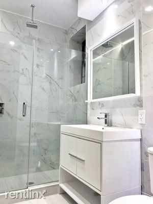 Foto del edificio - 242 Menahan St