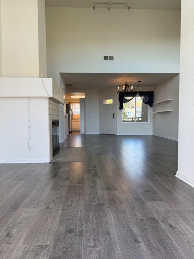 Building Photo - 2 Bed, 2 Bath upper end unit in Beautiful ...