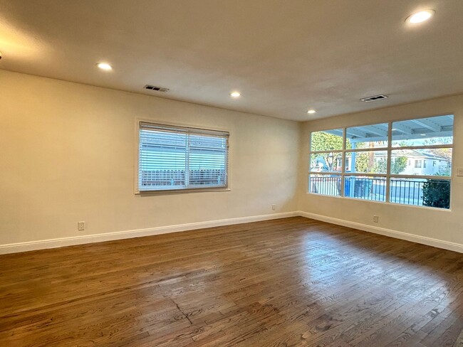 Building Photo - 3 Bed 2 Bath House in Altadena, 1 Car Gara...