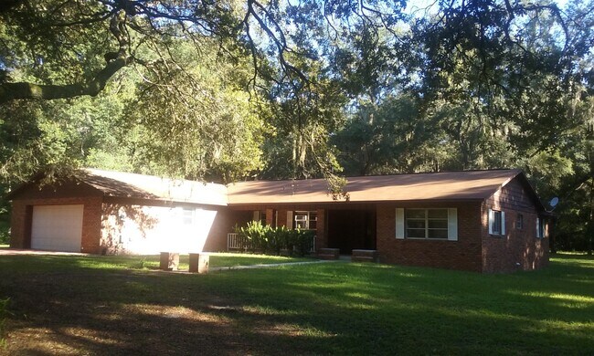 Building Photo - Country Setting