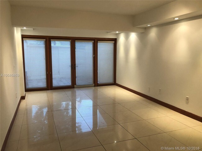 Foto del edificio - MARINER VILLAGE TH CONDO