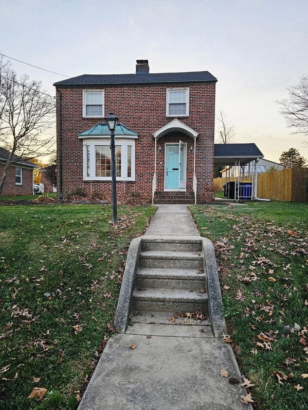 Foto principal - 102 N Forrest St