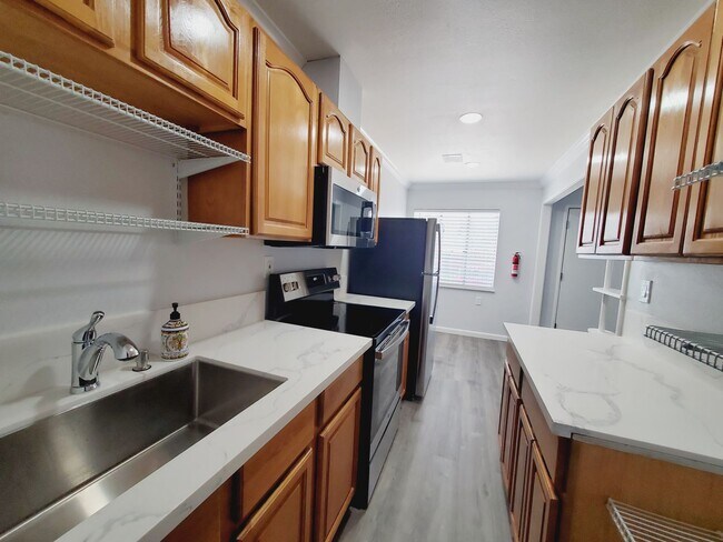 Foto del edificio - Ground floor One bedroom with Private Patio