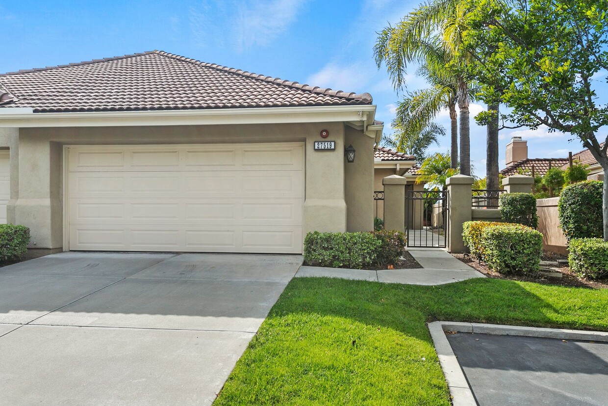 Primary Photo - Freshly Renovated | Single-Level with VIEW...