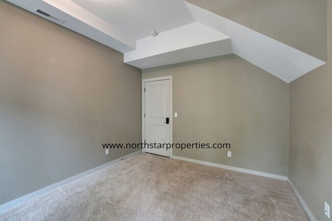 Building Photo - Stylish Multnomah Village Townhome