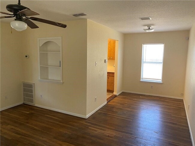 Building Photo - 802 Lantana St
