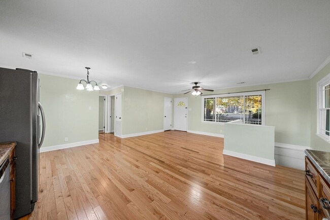 Foto del edificio - 2056 Lintwood Dr