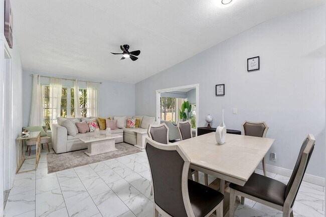 Foto del edificio - 5380 Lakewood Cir S