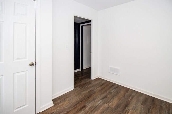 Foto del edificio - 17645 Lakeport Ave