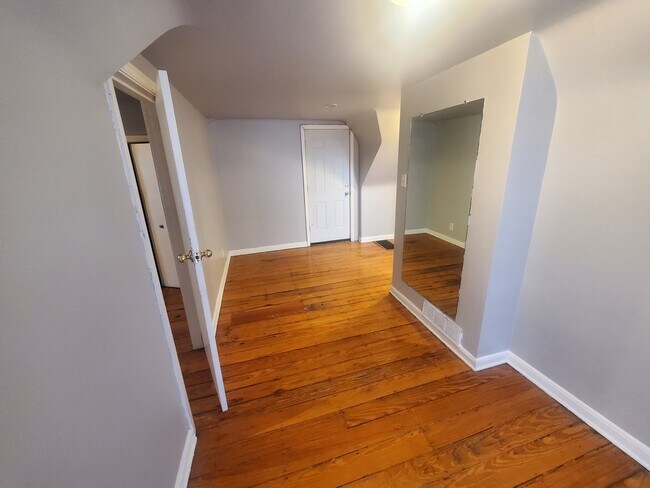 Foto del edificio - 7621 S Exchange Ave