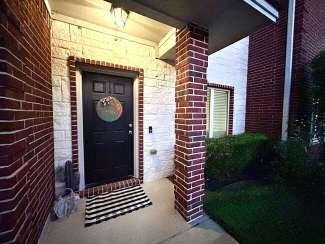 Building Photo - January Move In! Large 2 Bed, 2.5 Bath Con...