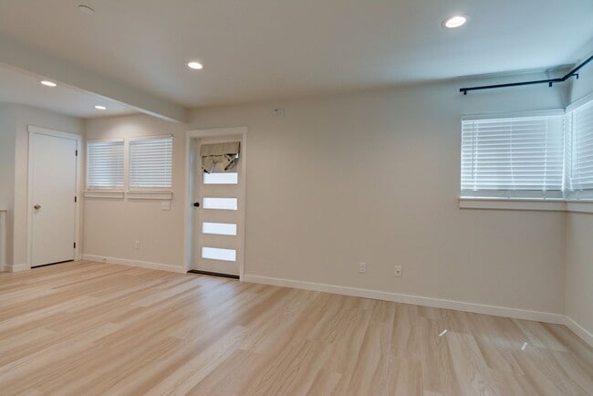 Building Photo - 2 Bedroom Luxury New Construction Cottage - Standalone Alone Home - Location Location Location