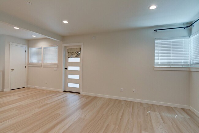 Foto del edificio - 2 Bedroom Luxury New Construction Cottage - Standalone Alone Home - Location Location Location