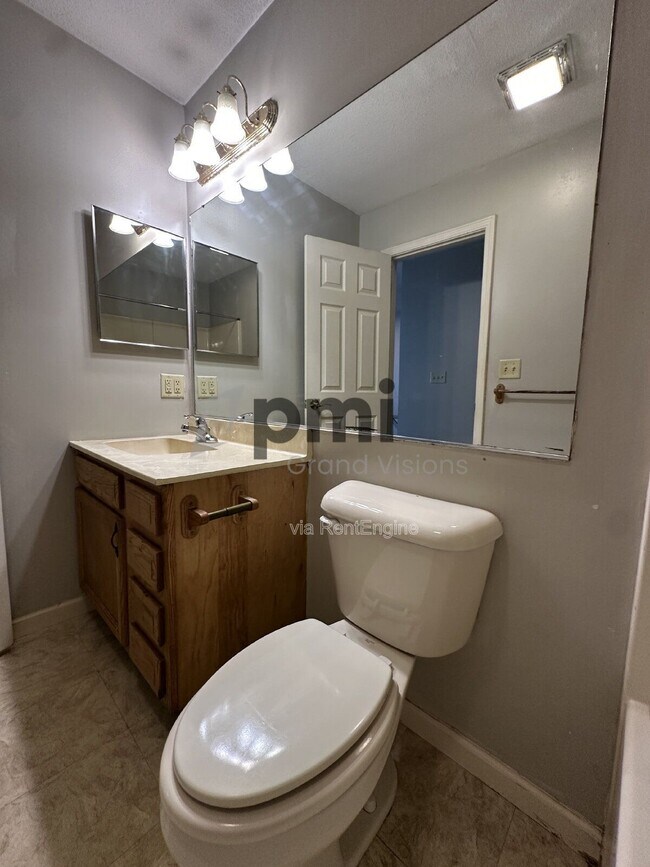 Foto del edificio - 1308 Arthur Ave