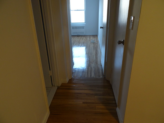 Building Photo - 91 E Van Cortlandt Ave