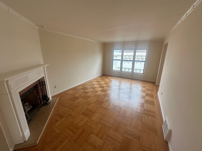 Building Photo - Spacious 2BR House w/ Laundry and Backyard...