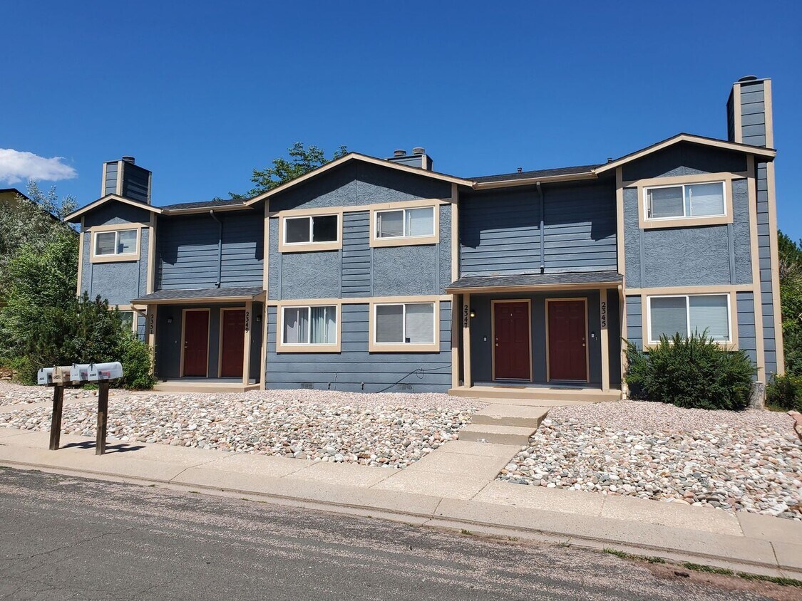 Foto principal - Townhome Style Living!