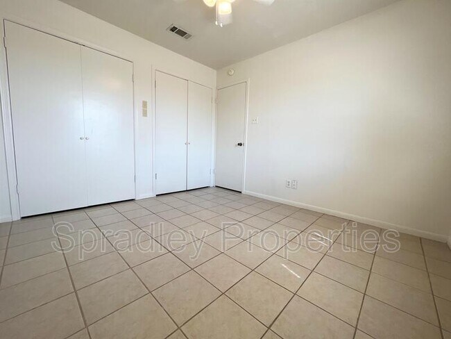 Foto del edificio - 406 N Loop 121