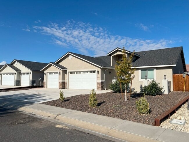 Building Photo - Three Bedroom on the Golf Course in Fer...