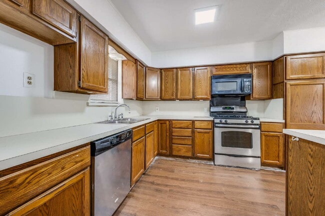 Foto del edificio - Spacious 4-Bed, 2-Bath Home with Two Living Areas and Huge Shaded Yard – Minutes to UNT/TWU