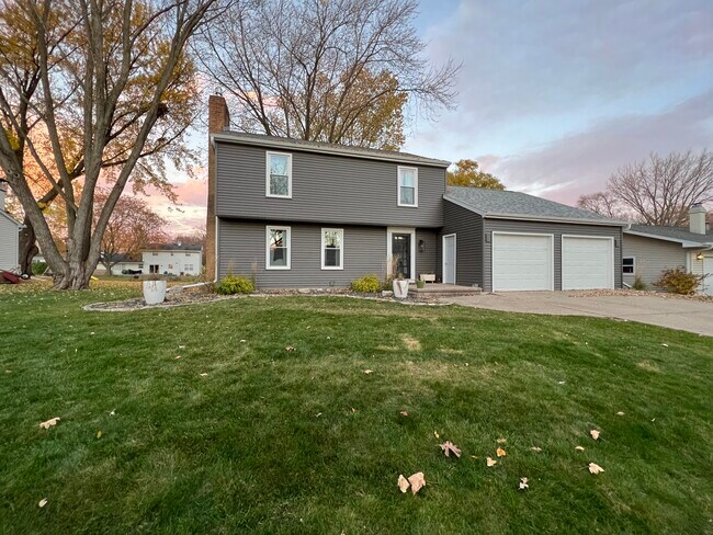 Building Photo - 1735 Crestview Dr