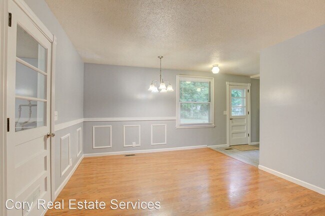 Building Photo - 3 br, 1 bath House - 103 King Cole Drive