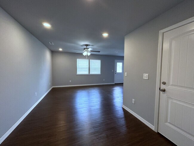 Foto del edificio - Townhouse with Garage - Minutes from Downt...
