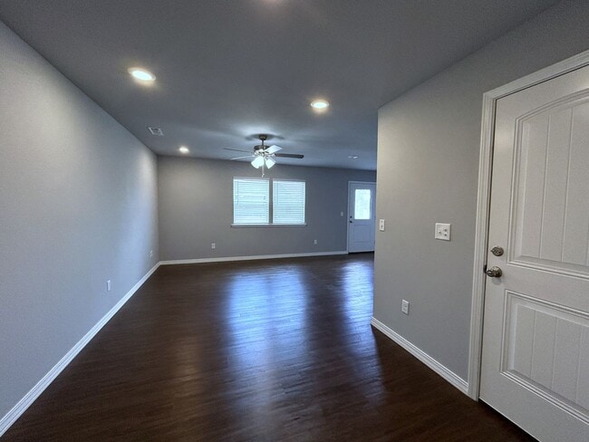 Building Photo - Townhouse with Garage - Minutes from Downt...