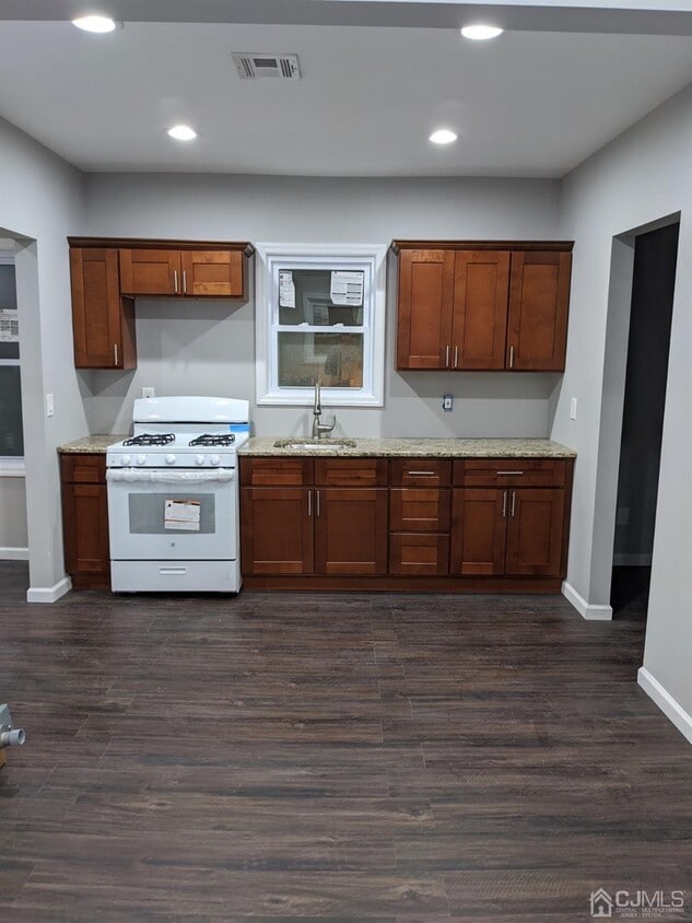 Primary Photo - 121 Remsen Ave