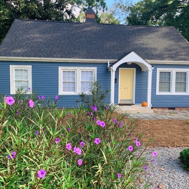 Foto del edificio - 3 Bedrooms 2 Full Baths with fenced in bac...