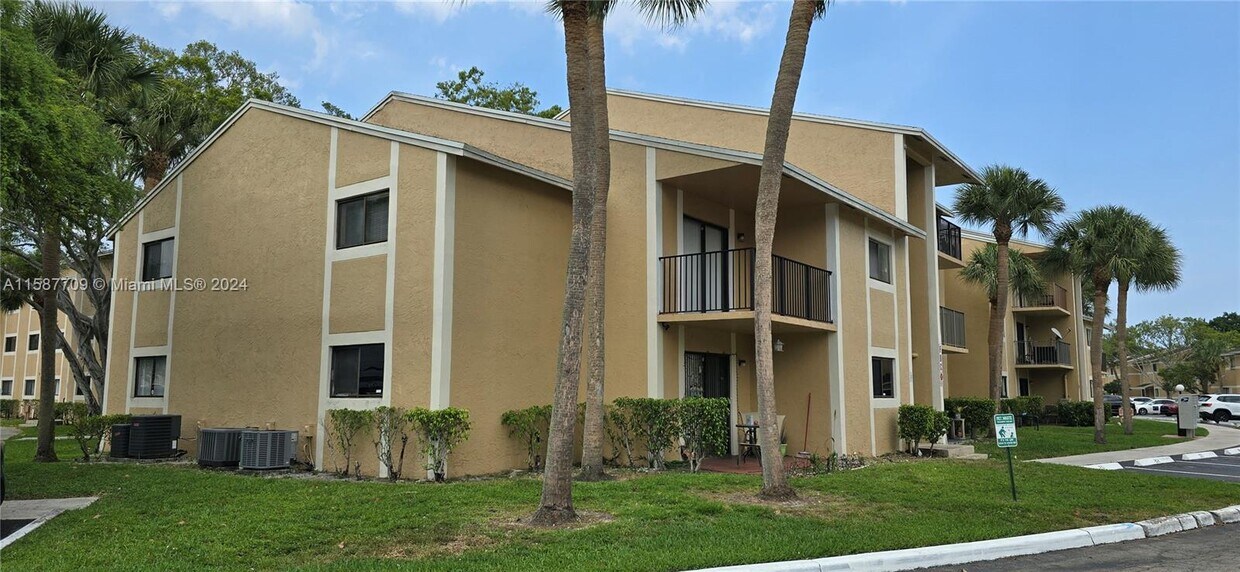 9491 Palm Cir S Unit 201, Pembroke Pines, FL 33025 Condo for Rent in
