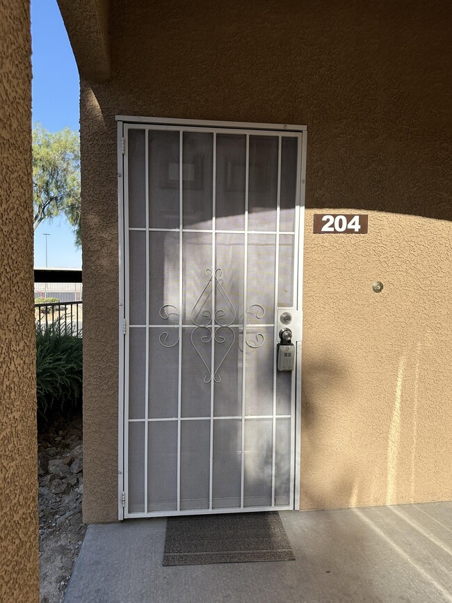Building Photo - 2010 Rancho Lake Dr
