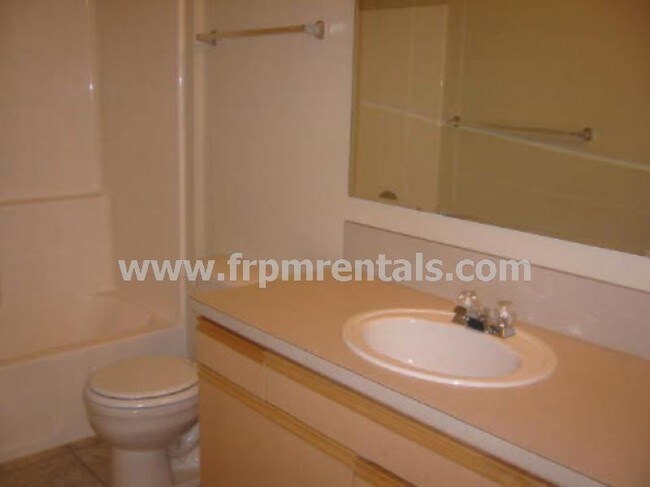 Building Photo - Very Nice 2 Bed/ 2 Bath Lower Level Apartment