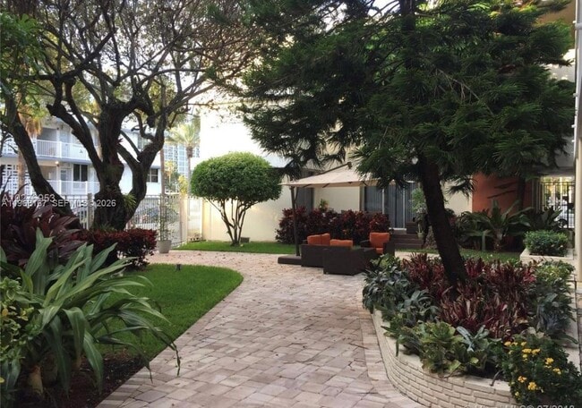 Foto del edificio - 10210 Collins Ave