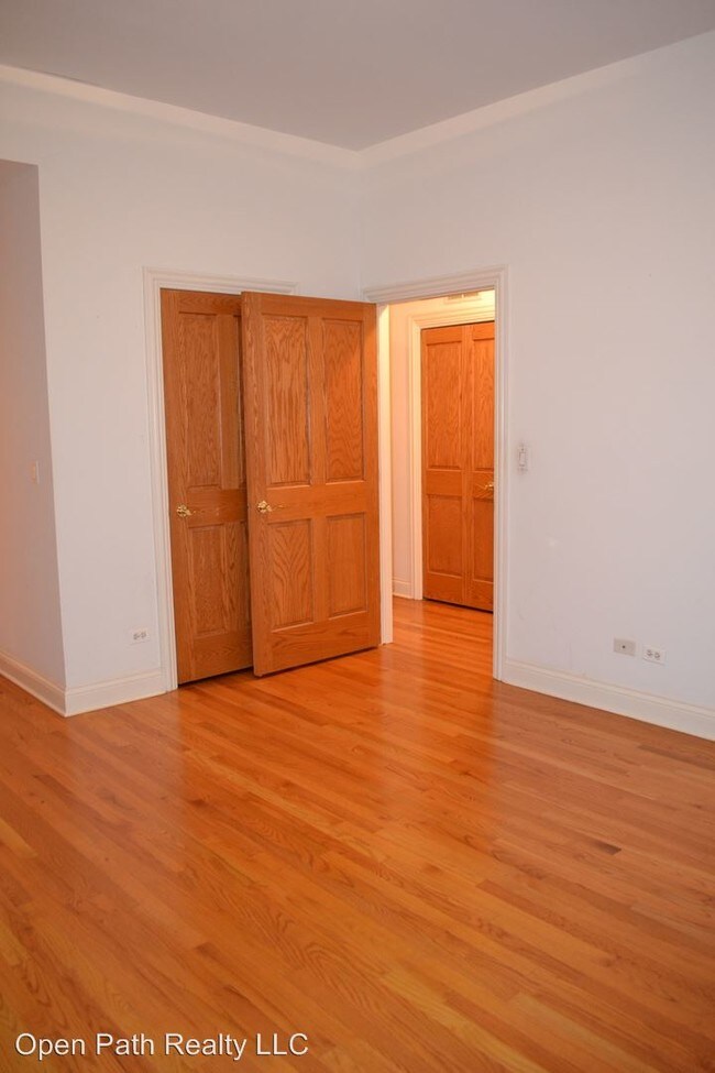 Building Photo - 3838 N Clark St