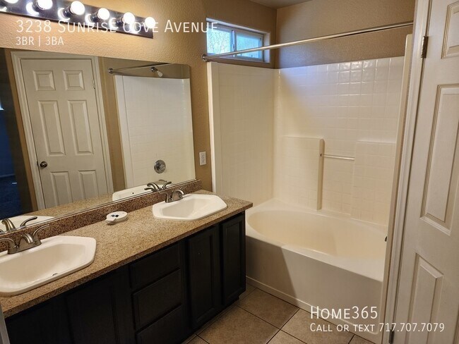 Building Photo - Cozy 3 bedroom home in a gated community w...